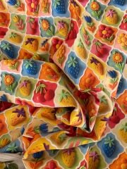 3D Çerçeveli Çilek Ve Çiçekler Desenli Kumaş