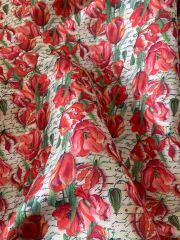 Mektup ve Kırmızı Çiçek Desenli Kumaş