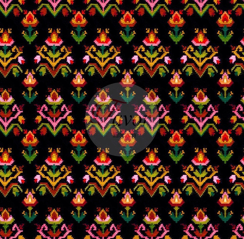 Eli Belinde Motif Desenli Kumaş 2