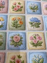 Çiçekli Kareler Desenli Kumaş