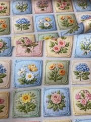 Çiçekli Kareler Desenli Kumaş