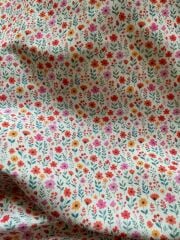 Çıtır Pembe Ve Kırmızı Krem Zeminli Çiçekli Desenli Kumaş