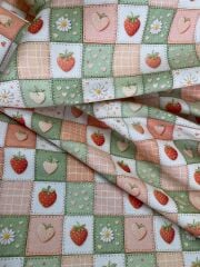 Patchwork Çilek Desenli Kumaş