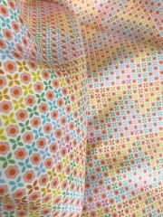 Renkli Sıralı Retro Çiçek Desenli Kumaş 2