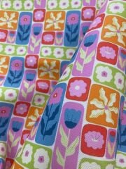 Kareli Çiçek Desenli Kumaş 3