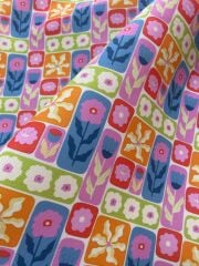 Kareli Çiçek Desenli Kumaş 3